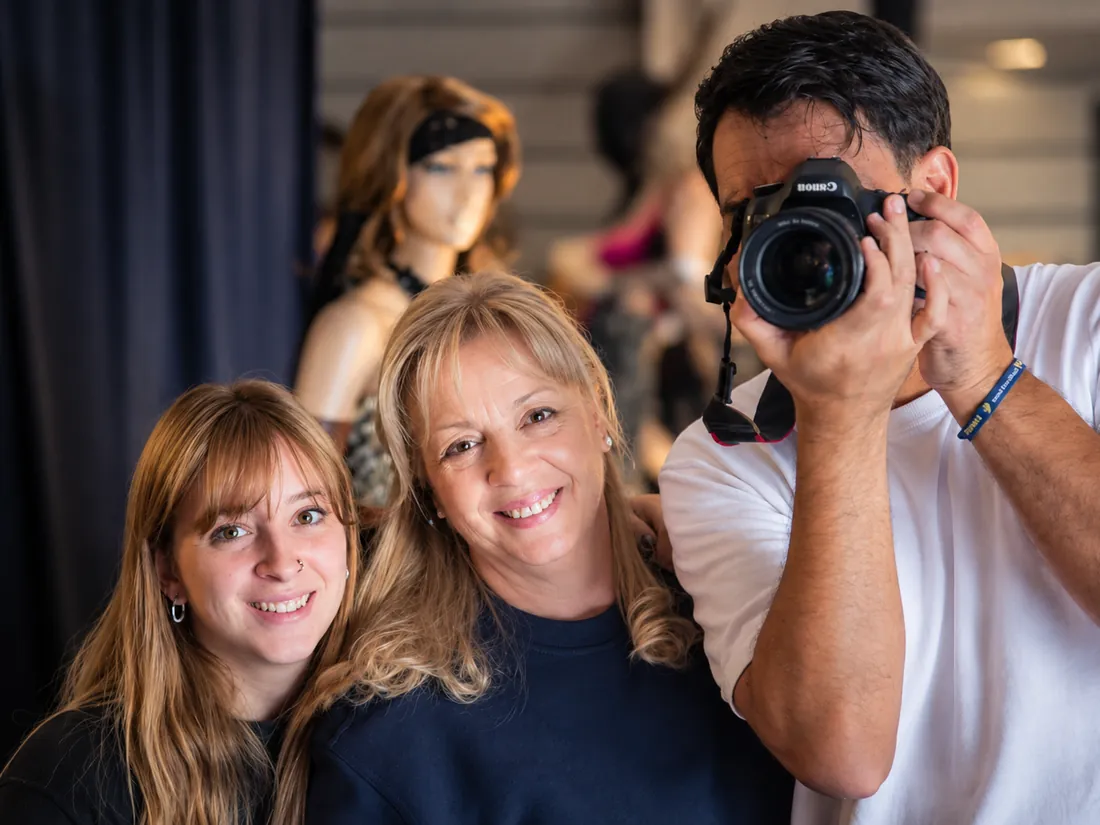 Juanlu fotografiando junto a las responsables de Mercetrajes en su tienda