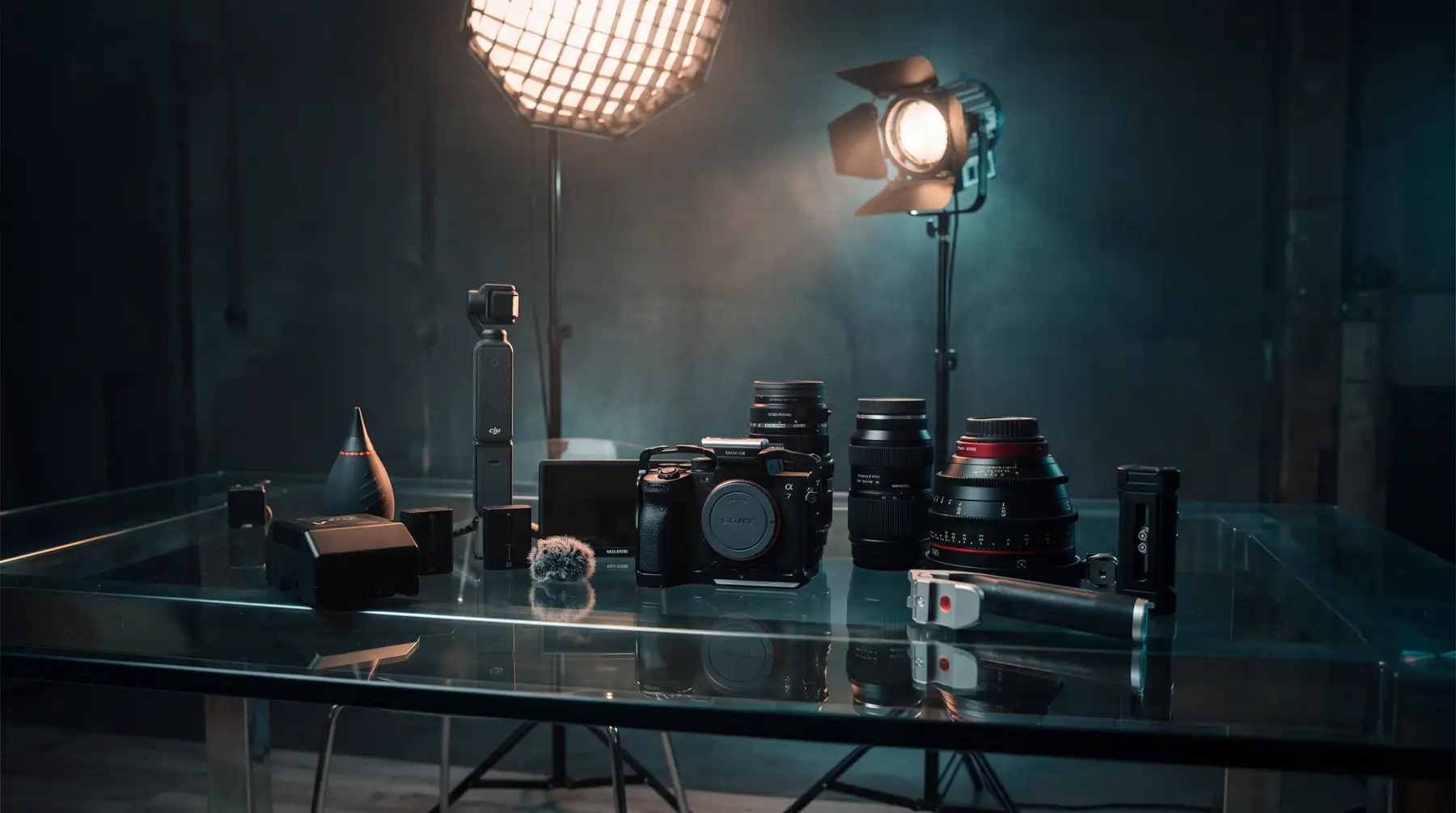 Equipo de grabación de Juanluvisual sobre una mesa: cámara, ópticas, estabilizador, monitor y baterías